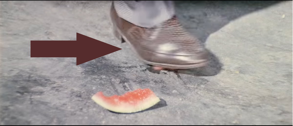 На корку наступает коричневый ботинок