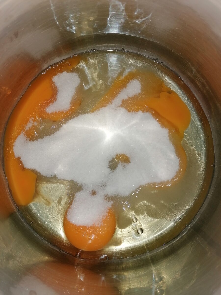 3 яйца и 1/2 стакана сахара 
