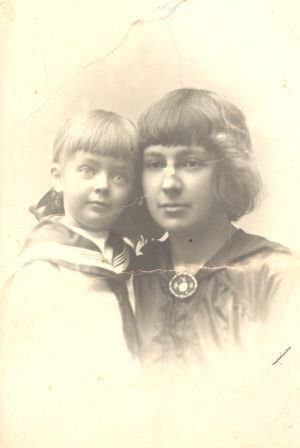 М. Цветаева с дочерью Ариадной. Офорт, 1910-е годы. Фото предоставлено Домом-музеем Марины Цветаевой
