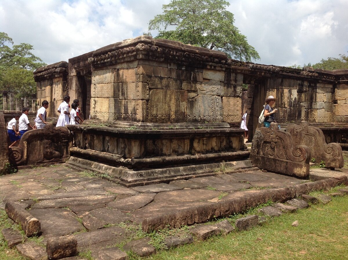 Полоннарува и её древний облик.                                                                    Инстаграм dory_panic