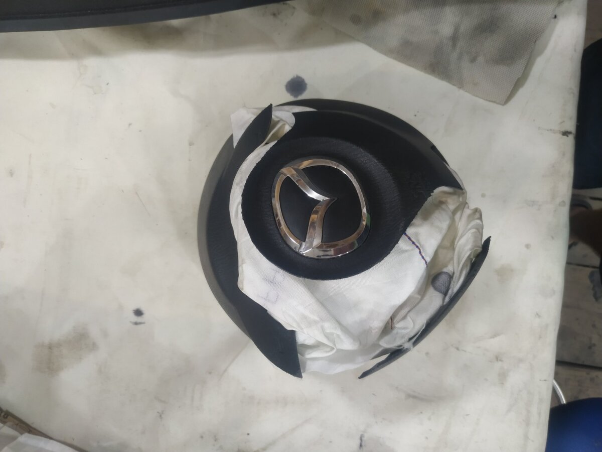 Вот так выглядит стрельнутая подушка безопасности в руле