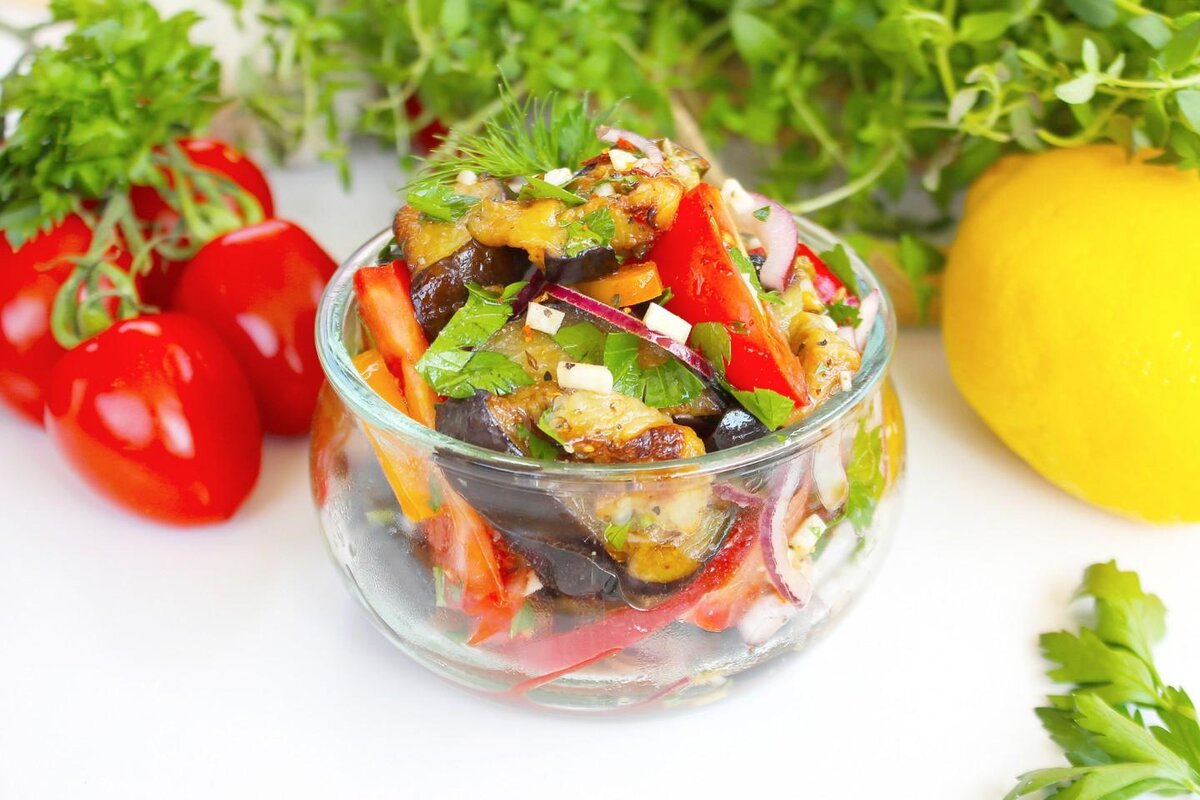 Налегаем на овощи: 3 рецепта летних салатов за 10 минут