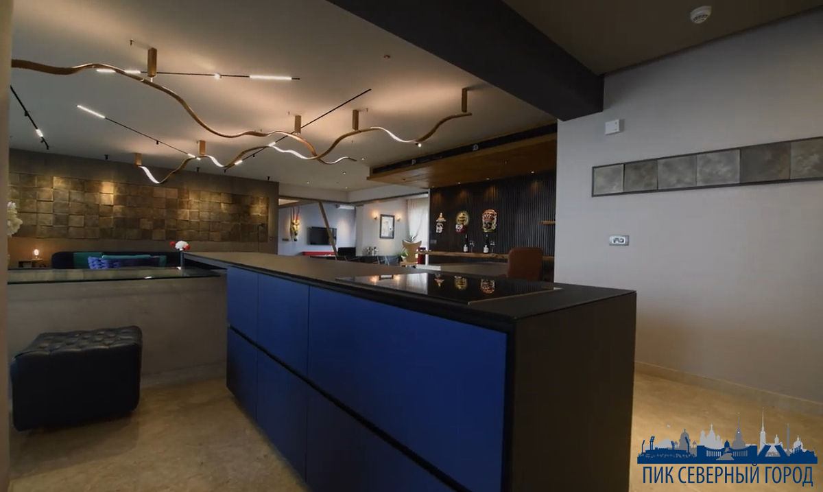 Для жилых комнат чаще выбирают паркет с ковром или ковровое покрытие, для ванной комнаты, кухни - плитка со строгим орнаментом. То же касается и паркета. Ковер лучше выбирать однотонный, рисунок – любые геометрические фигуры, или, наоборот, яркий, чтобы создать контраст. Мебель для стиля модернизм - любая новая массового производства. Мебельные магазины сегодня богаты всевозможными наборами, отдельной фурнитурой, готовыми изделиями, из чего выбрать что-то подходящее не составит труда. В основном используется мебель из пластика, металла, искусственной кожи. Можно выбрать кресла или кровать необычной асимметричной формы, материалы лучше выбирать в контрасте с основной отделкой комнаты. Кстати, текстиль в стиле «модернизм», в основном, используется на сидящих поверхностях - кровати, диванах, креслах, поэтому стоит тщательно задуматься о выборе материала и цвета покрывал, подушек. Предметы декора для стиля «модернизм» могут выбираться с учетом вкуса владельца дома. Это могут быть самые разные вещи. Помимо современных предметов обихода, интерьер могут украсить статуэтки необычных изгибов, картины с абстракцией, топиарий, вазы нестандартных форм. Основные материалы аксессуаров - стекла, полимерная глина, пластик, металл. Очень оживляют пространство большие букеты живых цветов в прозрачных вазах.