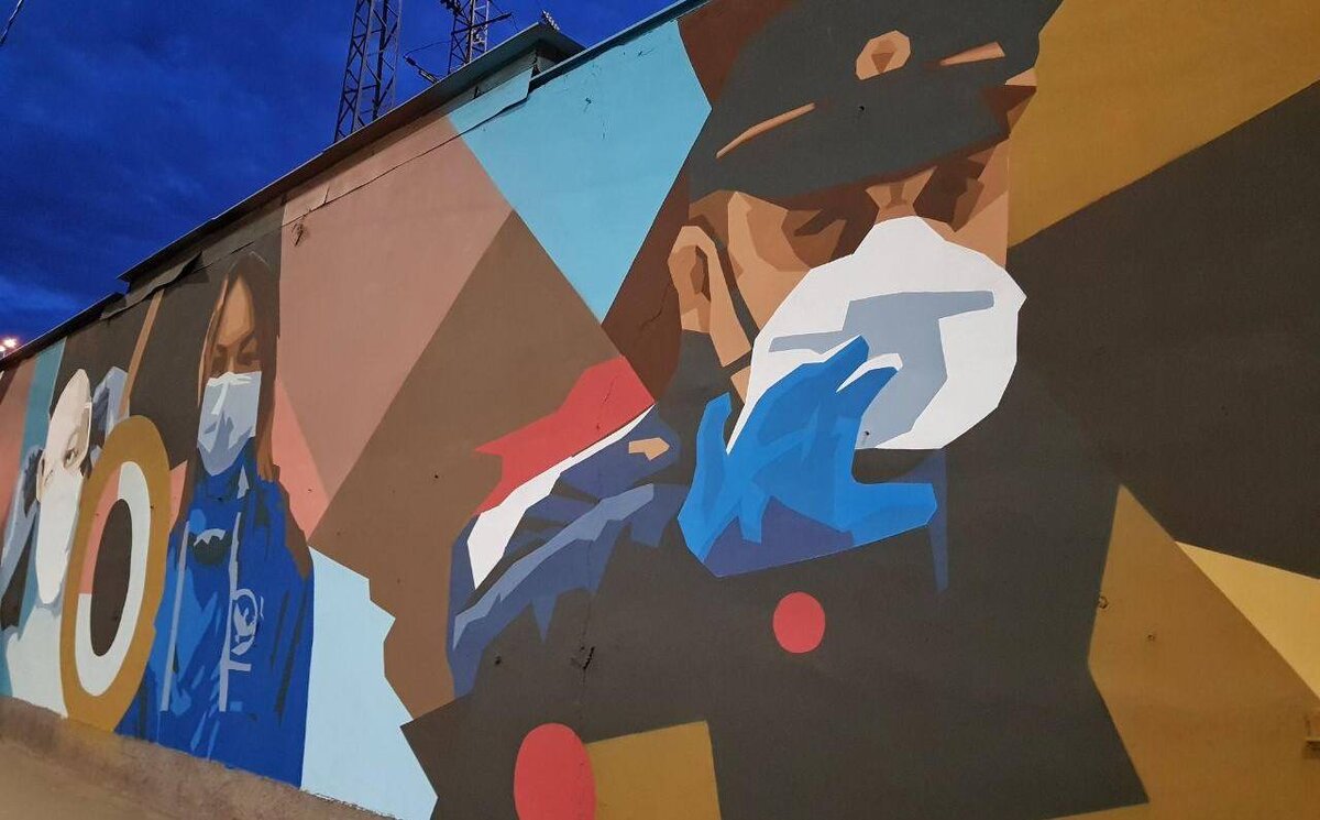 На фото: граффити на тему борьбы с пандемией, расположенное рядом с Московским вокзалом в Нижнем Новгороде. Фото: Александр Альперович.