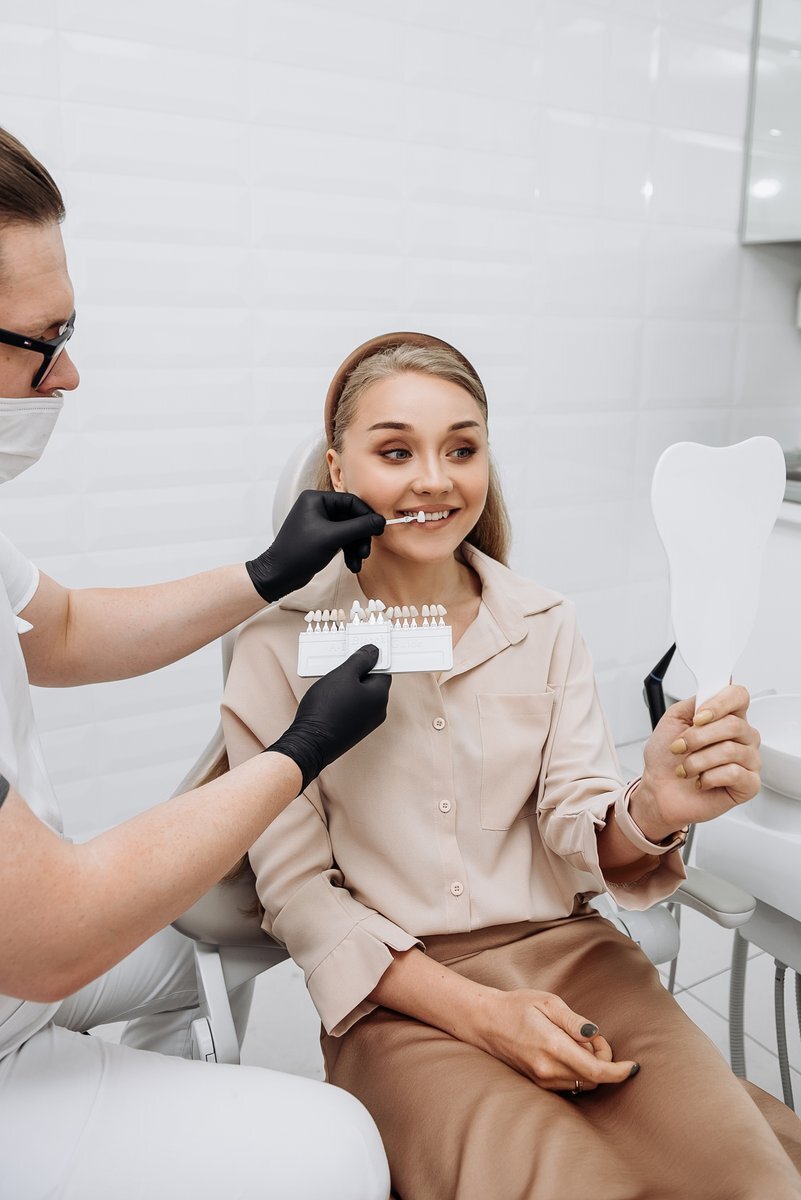 Процесс процедуры отбеливания зубов