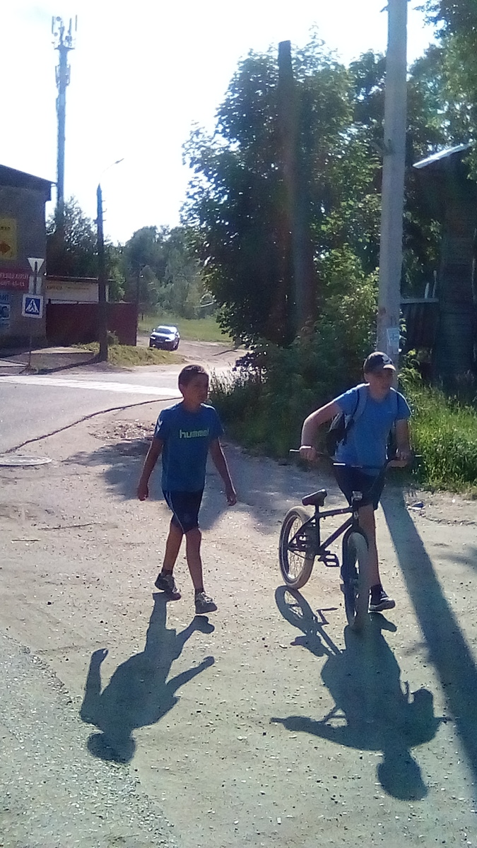 Мальчишки на перекрестке в Кувшиново