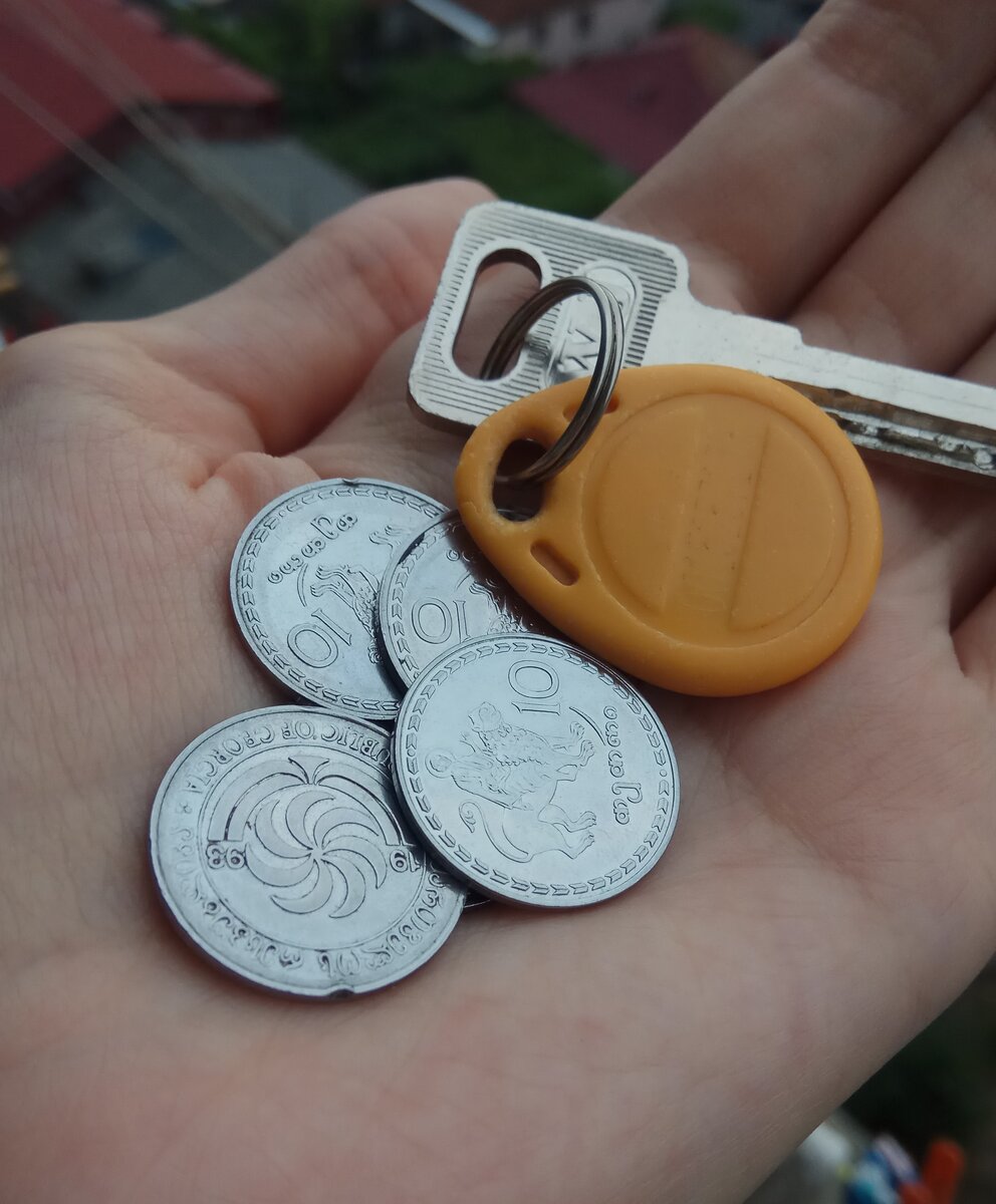 Жёлтый брелок – одновременно и чип от лифта, и ключ от подъездной двери. Благо, вход в подъезд - бесплатный хD