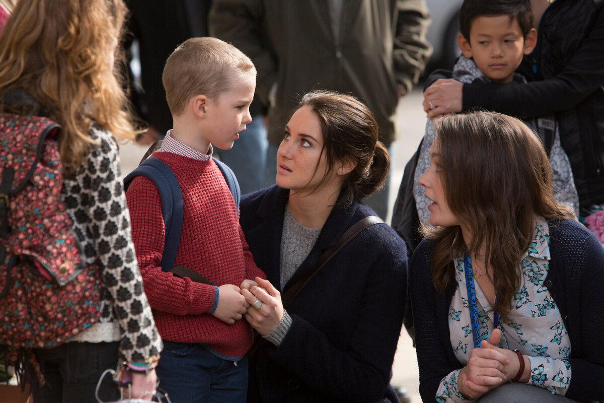 Большая маленькая ложь (сериал 2017 – 2019)

На благотворительном балу в школе происходит убийство, однако имя жертвы неизвестно. Сюжет рассказывает о нескольких месяцах, предшествовавших происшествию, и сосредоточен на пяти семьях, чьи дети ходят в один класс. Все эти семьи загадочным образом связаны с убийством…