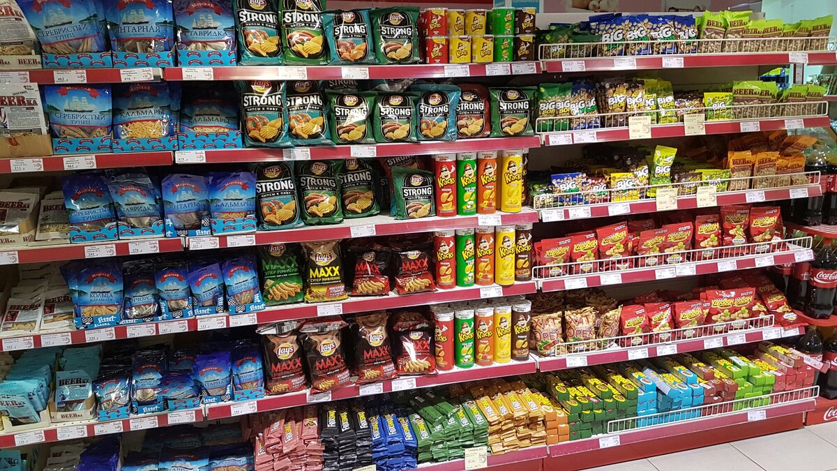 Пищевой мусор на полках магазина.