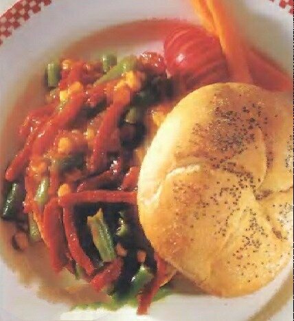 Вкусный соус барбекю подчёркивает разнообразие ароматов смеси из копчёного постного окорока, сочной сладкой кукурузы, зелёной фасоли и зелёного лука. 