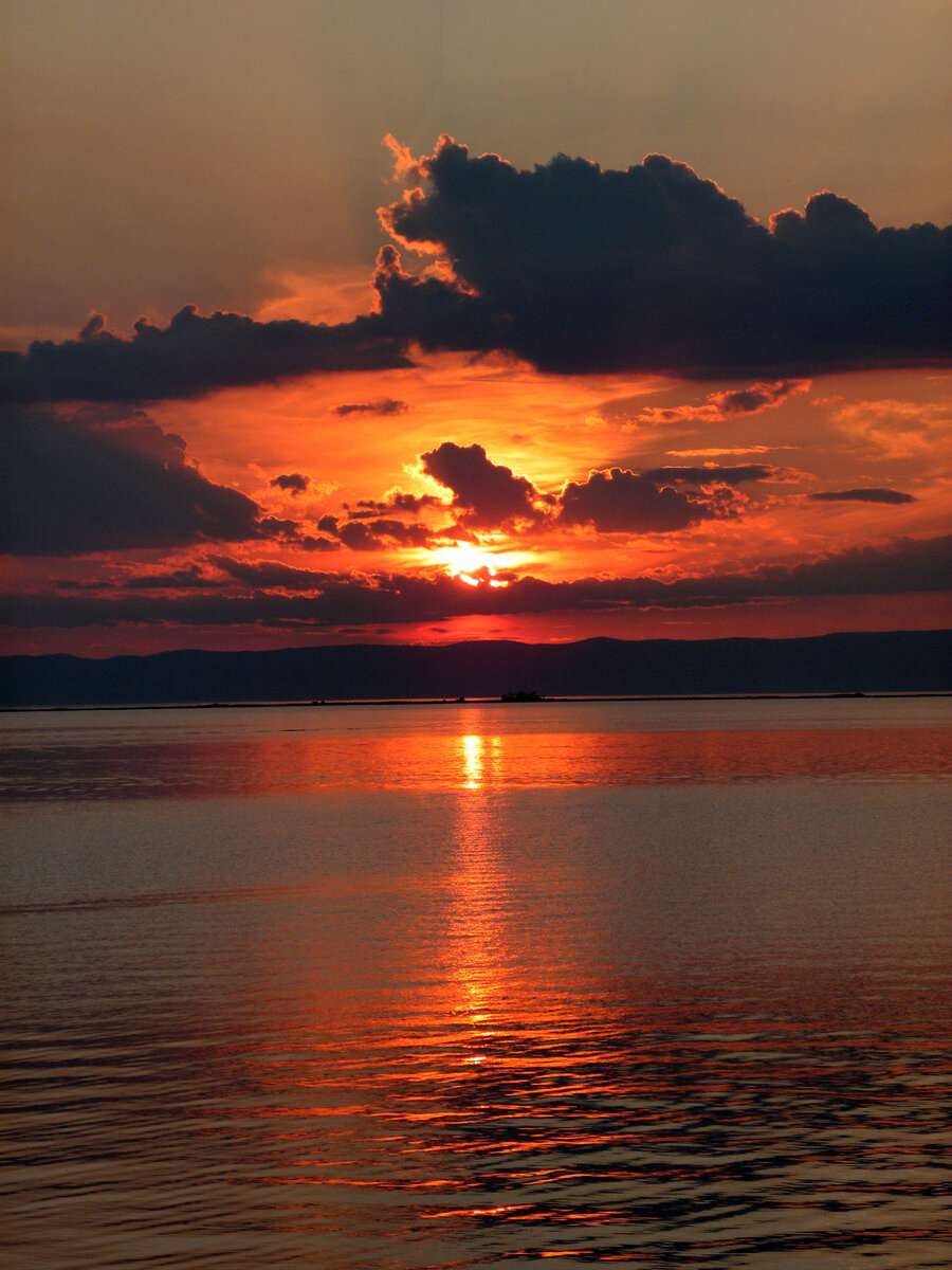 Закат отличается от сумерек, которые делятся на три этапа, первый из которых — гражданские сумерки, которые начинаются, как только Солнце исчезло за горизонтом, и продолжаются, пока оно не опускается до 6 градусов ниже горизонта, второй этап — морских сумерки, между 6 и 12 градусов ниже горизонта; и третий — астрономические сумерки — это время, когда Солнце находится от 12 до 18 градусов ниже горизонта, и это самый темный момент сумерек (непосредственно перед ночью). Ночь наступает, когда Солнце достигает 18 градусов ниже горизонта и больше не освещает небо.[2]

В местах, расположенных севернее Северного Полярного круга и южнее Южного Полярного круга, может наблюдаться явление «Полярный день», когда Солнце не заходит за горизонт дольше 1 суток.

