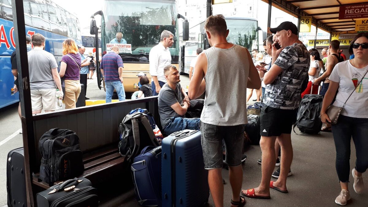 Народу очень много