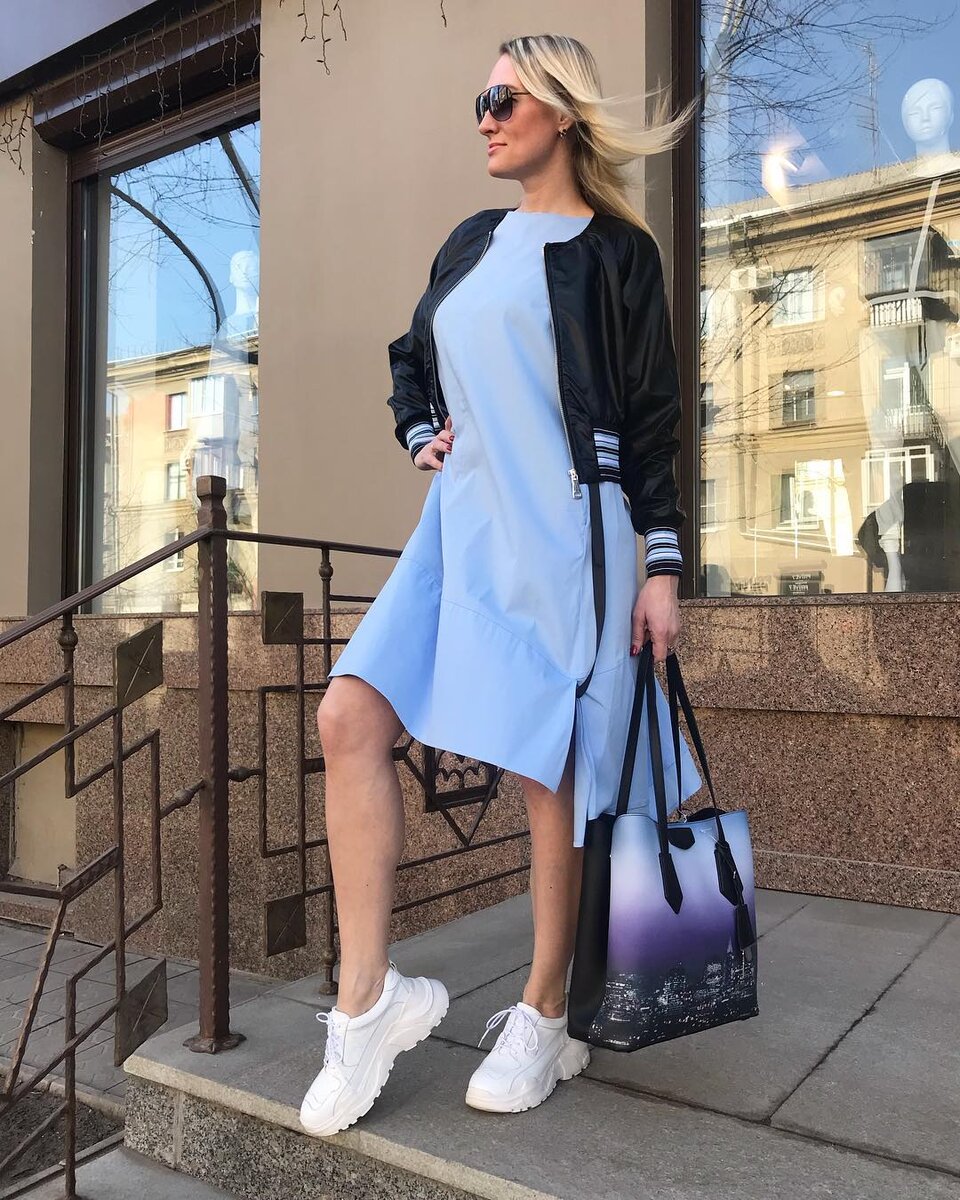 Платье свободного кроя длины миди в сочетании с кроссовками и модной курткой.