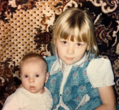 Анастасия с младшим братом 