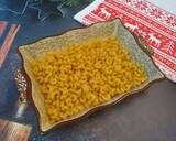 Форму для запекания смазать растительным маслом. Высыпать макароны, равномерно распределить по форме.