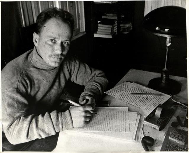 Михаил Шолохов за работой.