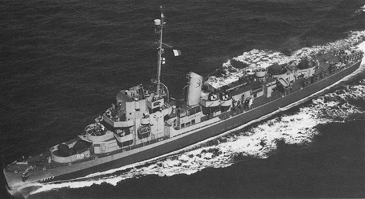 Эсминец "Элдридж", 1944. Источник -  The U.S. Navy destroyer escort USS Eldridge (DE-173) underway at sea, circa in 1944.
