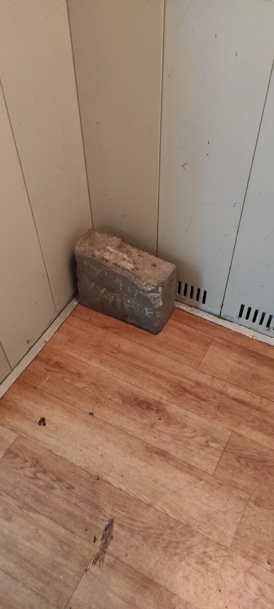 Самый настоящий кусок бордюра. Ведь притащили же