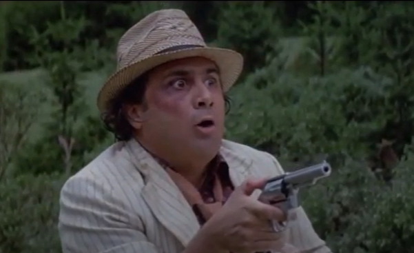 Дэнни ДеВито в фильме "Роман с камнем"