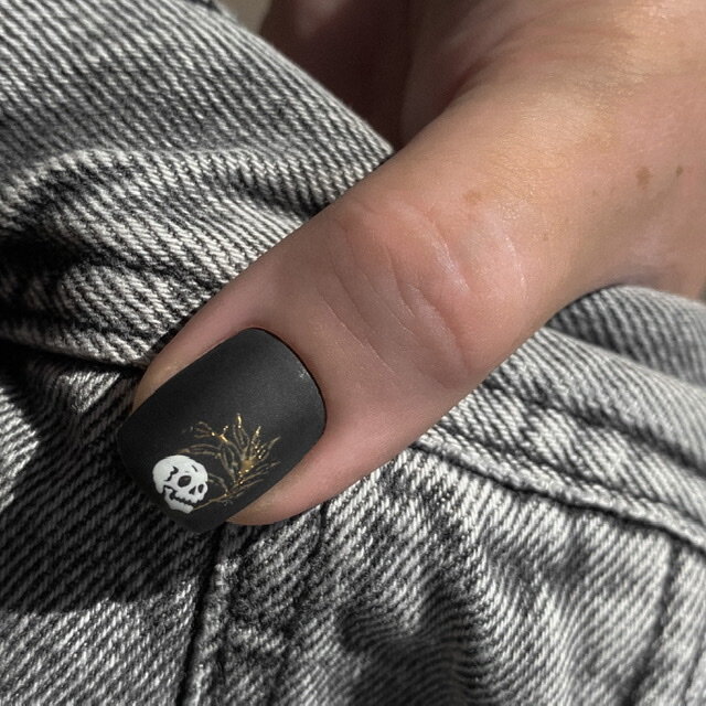 Вот так должна выглядеть ваша кутикула после процедуры маникюра. 