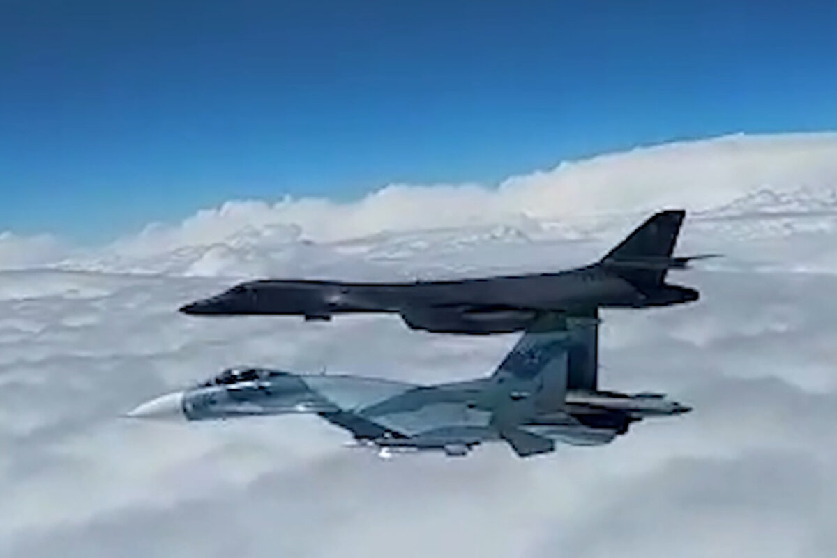 Истребитель Су-27 во время перехвата стратегического бомбардировщика США - Фото: МИНОБОРОНЫ РФ/ТАСС