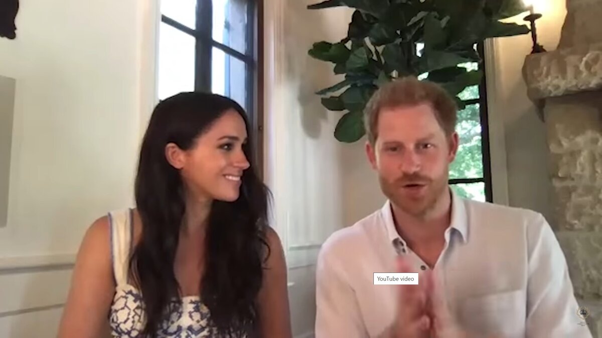 Меган Маркл и Принц Гарри во время встречи с участниками The Queen's Commonwealth Trust