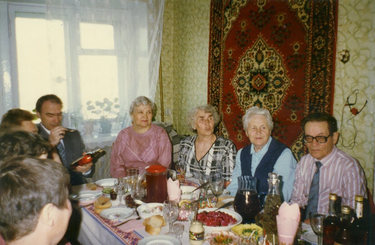 Отмечаем папин день рождения, фото из семейного архтва. Поставьте лайк, подпишитесь на канал, это позволит ему развиваться дальше.