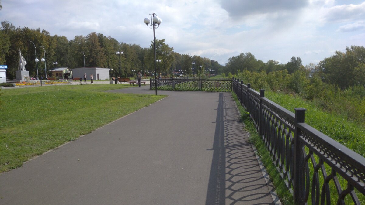 Набережная в Кировском. Зелени - море! Фото автора. 
