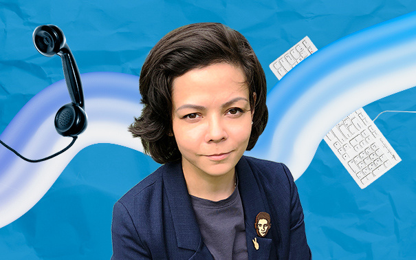 Официально безработными в России считаются те, кто «встал на биржу труда» — зарегистрировался в центре занятости населения (ЦЗН) как безработный.До конца 2020 года это можно сделать онлайн: на сайте «Работа в России» (инструкция, как подать онлайн-заявление, есть на том же сайте) или на Госуслугах. Жители Москвы также могут подать заявку на сайте столичного центра занятости.
Читайте по теме:Личный опыт: как я получила пособие по безработице в Москве онлайн
В обычное время вставать на учёт нужно лично. Найти подходящий центр в вашем городе можно на сайте Роструда (вкладка «Служба занятости» — «Поиск по региону РФ»).Основная задача центра занятости — помощь в поиске работы. Сотрудники центра будут предлагать вам вакансии с учётом вашей специализации и опыта. От работы можно отказаться, если она не подходит вам по какому-либо критерию: например, находится слишком далеко от дома или зарплата слишком низкая для вашей квалификации. Если в течение 10 дней с момента подачи заявления найти подходящую работу не удалось, ЦЗН признает вас безработным и начнёт выплачивать пособие. Этот статус нужно будет подтверждать каждый месяц, пока вы не найдёте работу или не потеряете право на выплату пособия.
Но на денежные выплаты имеют право не все. Тем, кто хочет на них претендовать, необходимо соответствовать следующим критериям:
быть гражданином РФ;
быть старше 16 лет;
не иметь работы и никакого заработка, даже временного; в том числе не быть ИП, учредителем ООО на оплачиваемой должности или самозанятым, не проходить военную службу, не заниматься подсобным хозяйством и не реализовать продукцию по договорам, не быть членом крестьянского или фермерского хозяйства;
не учиться очно;
не получать страховую или накопительную пенсию, пенсию по старости или за выслугу лет.Вот на какие выплаты могут претендовать те, кого официально признали безработным.1. Максимальное пособие по безработице
До конца 2020 года: 12 130 ₽.Размер пособия по безработице зависит от вашего рабочего бэкграунда: как долго вы работали за прошедший год, из-за чего потеряли работу и какая у вас была зарплата. Само пособие ограничено максимальным и минимальным размером. На максимальные выплаты имеют право те, кто:
за прошедший год работал (или служил по призыву) больше 26 недель;
уволился по собственному желанию или был сокращён.Из-за коронакризиса все безработные, которые потеряли работу после 1 марта 2020 года, с апреля по июнь будут получать пособие в размере 12 130 ₽, — даже если в обычное время они не имели права на максимальные выплаты.С июля выплаты вернутся к прежней схеме: пособие составляет до 75% от среднемесячного заработка на последней работе первые три месяца и до 60% — следующие три месяца. Но не больше, чем максимальный размер пособия: до конца 2020 года оно составляет 12 130 ₽.
Пример. В 2019–2020 году вы работали полгода или больше (необязательно на одном и том же месте, просто в общей сложности), затем уволились. Ваша официальная среднемесячная зарплата составляла 30 тысяч ₽. Пособие по безработице составит 12 130 ₽ (75% от 30 тысяч ₽ — это 22,5 тысячи, но пособие ограничено максимальным размером).Ещё пример. В 2019–2020 году вы работали полгода или больше. В конце мая 2020 года вам пришлось уйти с работы. Ваша официальная среднемесячная зарплата составляла 15 тысяч ₽. В июне 2020 года вы зарегистрируетесь на бирже труда в качестве безработного. Июньская выплата составит 12 130 ₽. Следующие два месяца вы будете получать 11 250 ₽ (75% от вашей средней зарплаты — 15 тысяч ₽), затем ещё три месяца — 9 тысяч ₽ (60% от 15 тысяч ₽).2. Минимальное пособие по безработице
До конца июля — 4500 ₽, далее — 1500 ₽.На минимальные выплаты могут рассчитывать те, кто:
за последний год работал меньше 26 недель;
был уволен за нарушение трудовой дисциплины;
на последней работе оказывал услуги по договору ГПХ или авторскому договору;
не предоставил справку о среднем заработке за последние три месяца по последнему месту работы.Согласно новому постановлению правительства, в мае, июне и июле минимальное пособие по безработице будет составлять 4500 ₽. После этого размер минимальных выплат вернётся к прежней сумме — 1500 ₽.3. Повышенные выплаты для Москвы и Подмосковья
До 30 сентября 2020 года пособие по безработице будет составлять 19 500 ₽ в Москве и 15 тысяч ₽ в Московской области.Для безработных жителей Москвы и Московской области власти ввели региональные компенсации, которые увеличивают размер пособия по безработице. Оно составляет 19 500 ₽ для москвичей и 15 тысяч ₽ для жителей Московской области. Пособие не зависит от среднемесячного заработка на прошлой работе.Такие выплаты получают те, кто:
имеет московскую/подмосковную регистрацию;
зарегистрирован в центре занятости как безработный («стоит на бирже труда»);
с начала 2020 года работал 60 дней или больше;
уволился по собственному желанию, соглашению сторон или был сокращён.Повышенное пособие начисляется с 1 апреля по 30 сентября 2020 года.Москвичи и жители Подмосковья, которые в 2020 году проработали меньше 60 дней или были уволены за нарушение трудовой дисциплины, будут получать стандартное пособие по безработице, ограниченное минимальными и максимальными выплатами.4. Продление пособия по безработице
Для тех, кто потерял право на пособие по безработице после 1 марта 2020 года и всё ещё не нашёл работу, пособие продлят на 3 месяца (но не позже 1 октября 2020 года).В обычное время те, кто имеет право на максимальное пособие по безработице, могут получать выплаты в течение полугода (первые 3 месяца — 75% от среднего заработка, следующие 3 месяца — 60%, но не больше максимального размера пособия). Тем, у кого есть право только на минимальное пособие, выплаты положены три месяца. При этом безработные должны посещать центр занятости 2 раза в месяц и получать на рассмотрение новые вакансии подходящей работы.На время коронакризиса правительство разрешило продлить пособие по безработице всем, у кого право на выплаты закончилось после 1 марта 2020 года. Те, кто с тех пор не смог найти работу, но больше не получает пособие по безработице, смогут получать выплаты ещё 3 месяца — но не позже октября 2020 года.
Пример. Вы потеряли работу в марте 2020 года и имели право только на минимальный размер пособия по безработице. В конце марта вы встали на учёт в ЦЗН. В апреле, мае и июне вы получали 12 130 ₽ в месяц (согласно постановлению правительства). Затем ваше право на выплату пособия должно было прекратиться. Но по новым правилам вы сможете получать пособие ещё 3 месяца. В июле вы получите 4500 ₽, а в августе и сентябре — по 1500 ₽.Ещё пример. Вы потеряли работу в начале января 2020 года. Ваша зарплата на последнем месте составляла 15 тысяч ₽. В январе вы встали на учёт в ЦЗН и получили право на максимальное пособие по безработице. В январе, феврале и марте ваши выплаты составляли 8 тысяч ₽ в месяц (75% от 15 тысяч — это 11 250 ₽, но до конца марта пособие было ограничено максимальным размером в 8 тысяч ₽), с апреля по июнь — 9 тысяч ₽ в месяц (60% от 15 тысяч ₽; максимальный размер пособия вырос до 12 130 ₽). В июне выплата вашего пособия должна закончиться. Но по новым правилам его могут продлить ещё на три месяца, до конца сентября. Вы продолжите получать по 9 тысяч ₽ в месяц (60% от среднего заработка на последнем месте работы).Выплаты прекращаются досрочно, если человек находит работу (или открывает ИП, или становится самозанятым), начинает получать пенсию или стипендию, переезжает в другой город или нарушает дисциплину — например, не появляется в ЦЗН больше месяца.5. Выплаты для безработных с детьми
До конца августа — по 3 тысячи ₽ на ребёнка в месяц.Для тех, у кого есть дети до 18 лет, к пособию по безработице будет начислена выплата — по 3 тысячи ₽ на каждого ребёнка. Такие правила действовали с апреля по июнь и теперь продлены до конца августа 2020 года.Выплата полагается на семью: если работу потеряют оба родителя, то доплату на детей будет получать один из них.6. Максимальное пособие для ИП
До 1 октября 2020 года: 12 130 ₽.По старым правилам предприниматели имели право на выплату только минимального пособия по безработице. Но 11 июня вышло новое постановление правительства, согласно которому ИП смогут получать 12 130 ₽ в виде пособия.Для этого индивидуальному предпринимателю следует официально прекратить деятельность и встать на учёт в ЦЗН. (Правило действует только для тех ИП, кто прекратил деятельность после 1 марта 2020 года.) Пособие по безработице будет составлять 12 130 ₽ и выплачиваться в течение 3 месяцев — но не позднее 1 октября 2020 года.7. Пособие для самозанятых
В Москве — 19 500 ₽ до 30 сентября, в остальных регионах — минимальный размер пособия.Чтобы самозанятый получил право на пособие по безработице, ему нужно официально прекратить свою деятельность — сняться с учёта в налоговой. (Это можно сделать в приложении или на сайте «Мой налог»: «Настройки» — «Сняться с учёта НПД» — выбор причины — подтверждение решения.) Затем следует встать на учёт в ЦЗН как безработный.Самозанятые с регистрацией в Москве имеют право на выплату повышенного пособия по безработице — 19 500 ₽ (читайте пункт «Повышенные выплаты для Москвы и Подмосковья»). Для этого нужно подтвердить занятость не менее 60 дней в 2020 году — подойдёт справка КНД 1122035, которую можно оформить в мобильном приложении или личном кабинете на сайте «Мой налог».Самозанятые в других регионах, к сожалению, могут претендовать только на минимальное пособие по безработице: 4500 ₽ до конца июля и 1500 ₽ далее.Если помимо самозанятости вы официально работали по найму больше 26 недель за последний год и не были уволены за нарушение трудовой дисциплины, можно предоставить справки с последнего места работы — и получать пособие по безработице по обычным правилам.8. Деньги на организацию бизнеса
До 10 200 ₽.Те, кто стоит на учёте как безработный, могут получить деньги на открытие собственного ИП или ООО. Центр занятости возместит расходы, связанные с регистрацией бизнеса, — до 10 200 ₽.Сначала нужно потратить собственные деньги (например, оплатить подготовку документов для регистрации бизнеса, деятельность нотариуса и юристов), а затем запросить финансовую помощью от ЦЗН. Потребуется предоставить подтверждающие документы и готовый бизнес-план.9. Дополнительные выплаты
Наличие и размеры дополнительных выплат зависят от региона, в котором вы зарегистрированы как безработный — их лучше уточнять на сайтах или по телефону в центре занятости вашего города.В Москве, к примеру, есть городская доплата к пособию (850 ₽) и компенсация расходов на общественный транспорт (1385 ₽). Вместо больничных безработные могут получить дополнительную компенсацию за каждый день временной нетрудоспособности (исходя из суммы 850 ₽ в месяц). В случае смерти члена семьи безработного положена единовременная материальная помощь — 4900 ₽. Если безработный согласится на общественные работы или временное трудоустройство, ему будут выплачивать до 80% от величины прожиточного минимума для трудоспособного населения, установленного в Москве (на июнь 2020 года величина такого прожиточного минимума — 19 233 ₽).В некоторых регионах есть районные коэффициенты, на которые увеличивается размер пособия по безработице. К примеру, в Сахалинской области (Северо-Курильский, Курильский, Южно-Курильский районы) или Чукотском автономном округе все выплаты увеличиваются в два раза