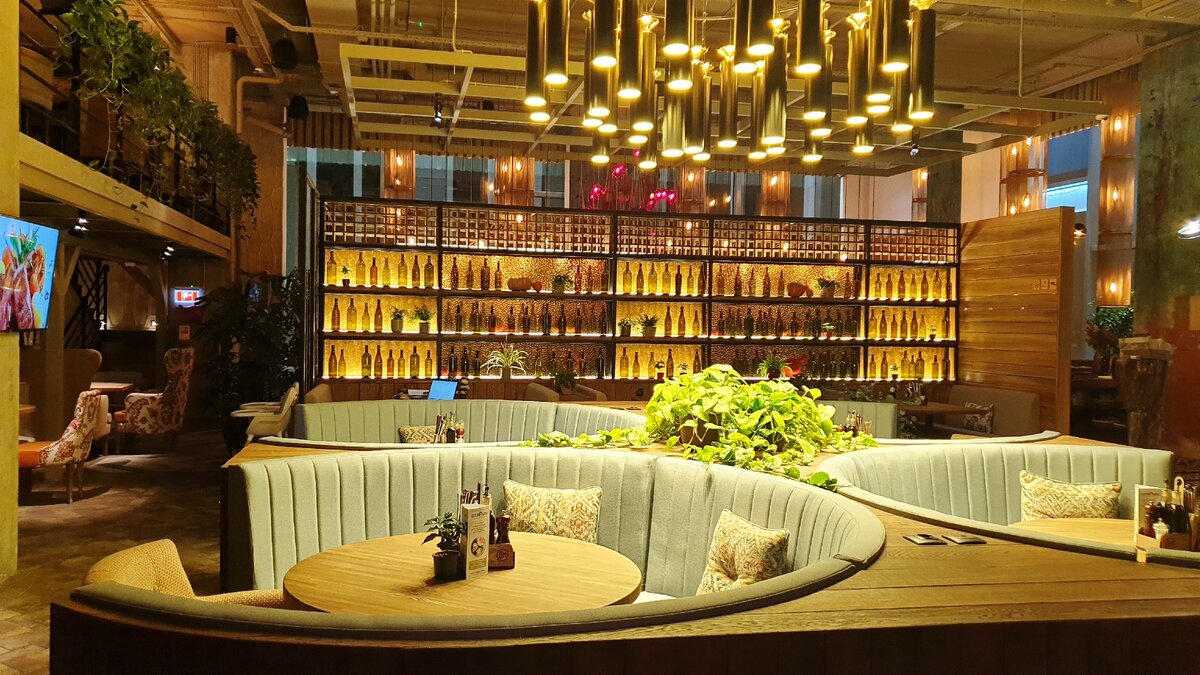 Плюх на диван!