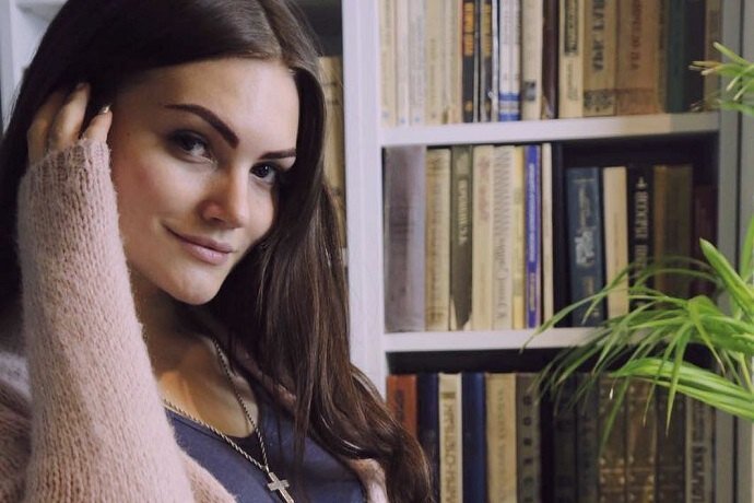 Очень любит читать