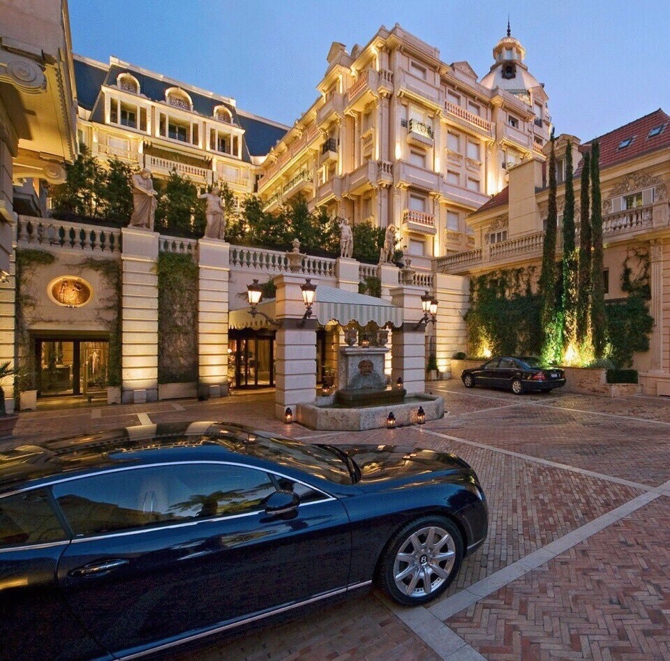 Как известно, знаменитости являются не только известными людьми, но и очень богатыми. Они могут позволить себе многое, даже золотые ванны. 
Сегодня расскажем о 10-ти самых необычных вещах, которые приобретали звезды.