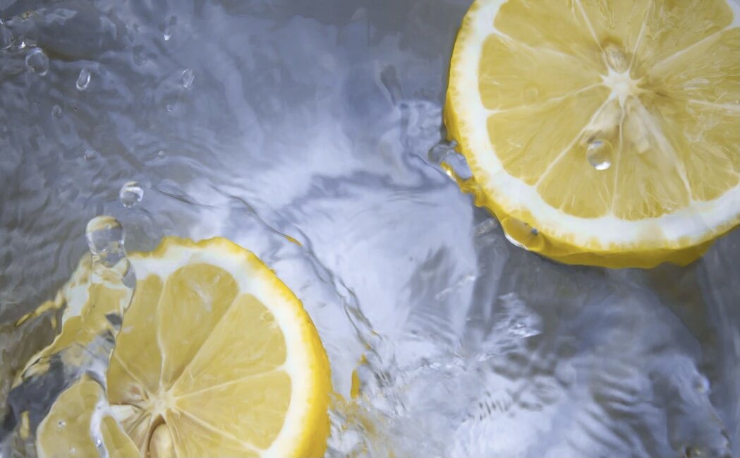 Чем полезна вода с лимоном. Вода Скандинавия с лимоном. Полезный лимон. Доброго дня вода с лимоном. Уксус лимон вода