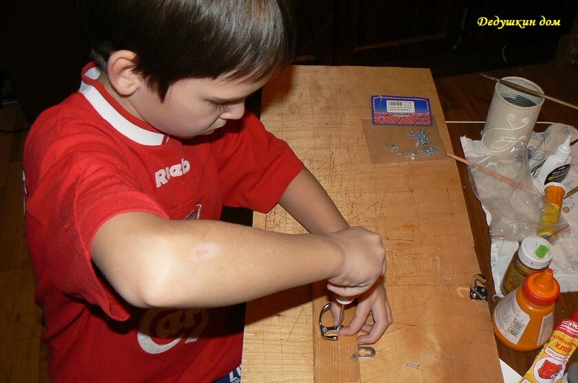 Ребёнок старается. Фото автора. Листайте вправо.