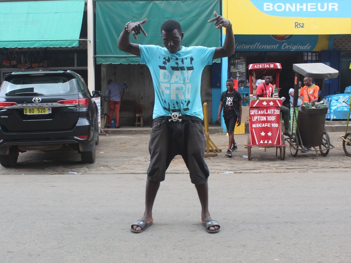 Парень из Абиджана в образе бандита. Возможно порядочный бандит. Фото автора