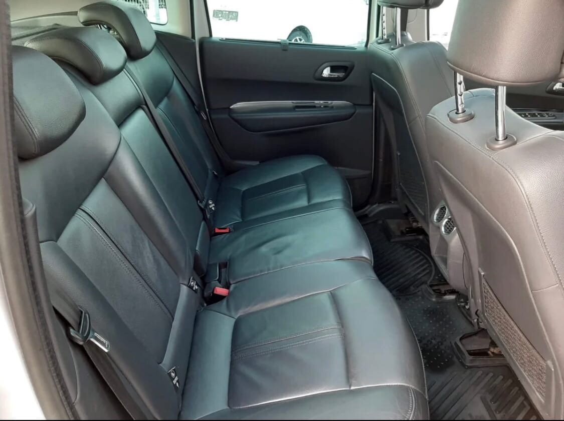 Габариты этого авто и правда впечатляют 4365 x 1837 x 1639мм, но не смотря на огромное пространство на заднем ряду - багажник его маловат, т.к. скошенная задняя дверь съедает пространство, поэтому объем его 512 литров, что даже меньше, чем в седане "408", но сложить его в ровный пол не составит проблемы.