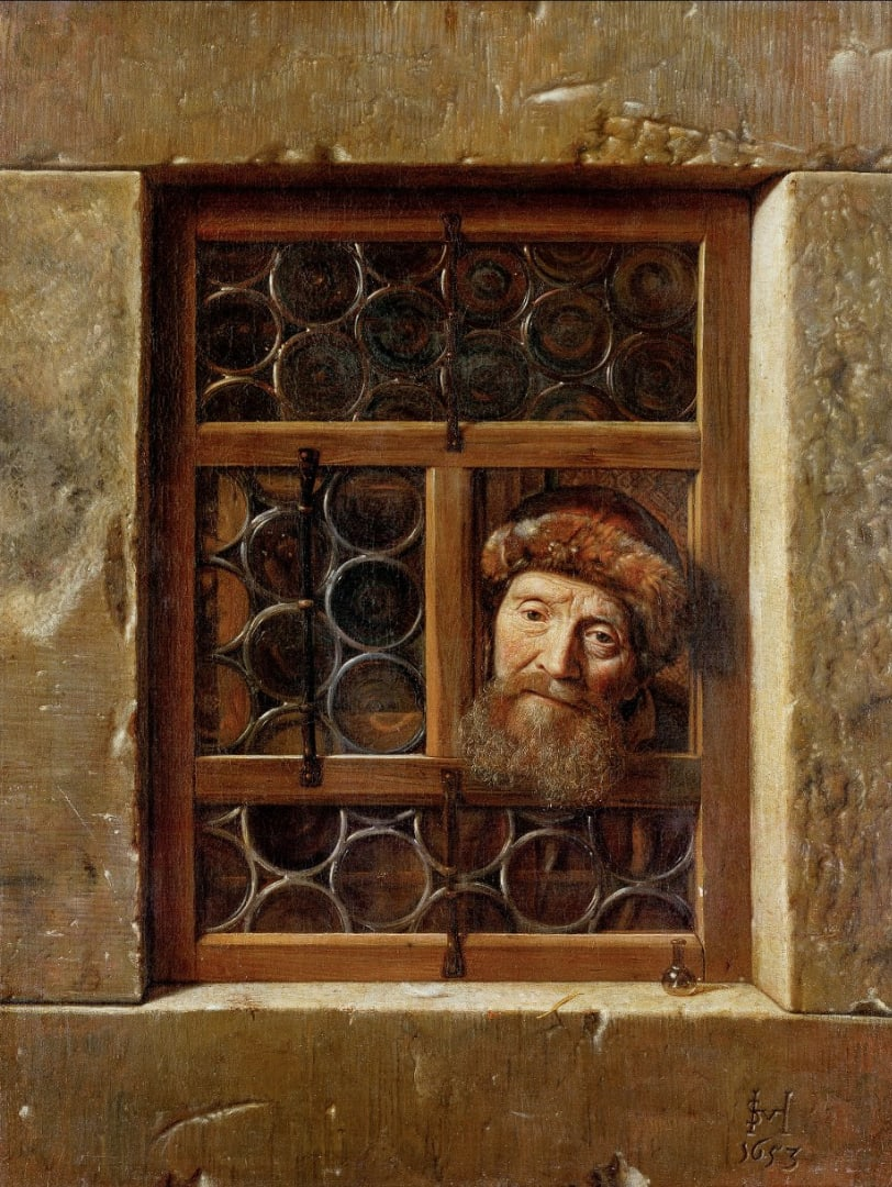 Пожилой мужчина в окне