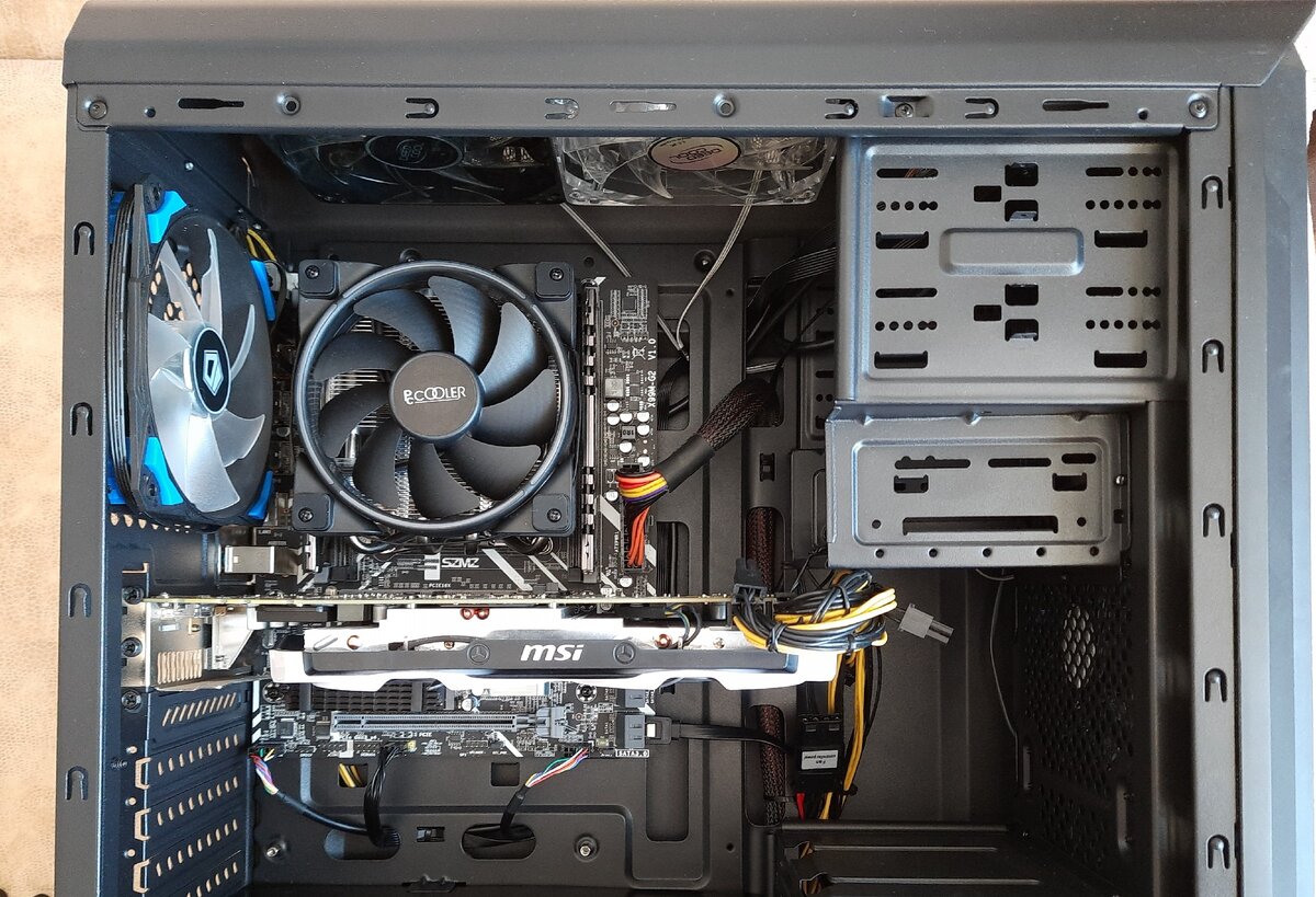 В "рабочей" зоне корпуса достаточно использовать специальные отверстия под провода и не вытягивать провода слишком далеко. 