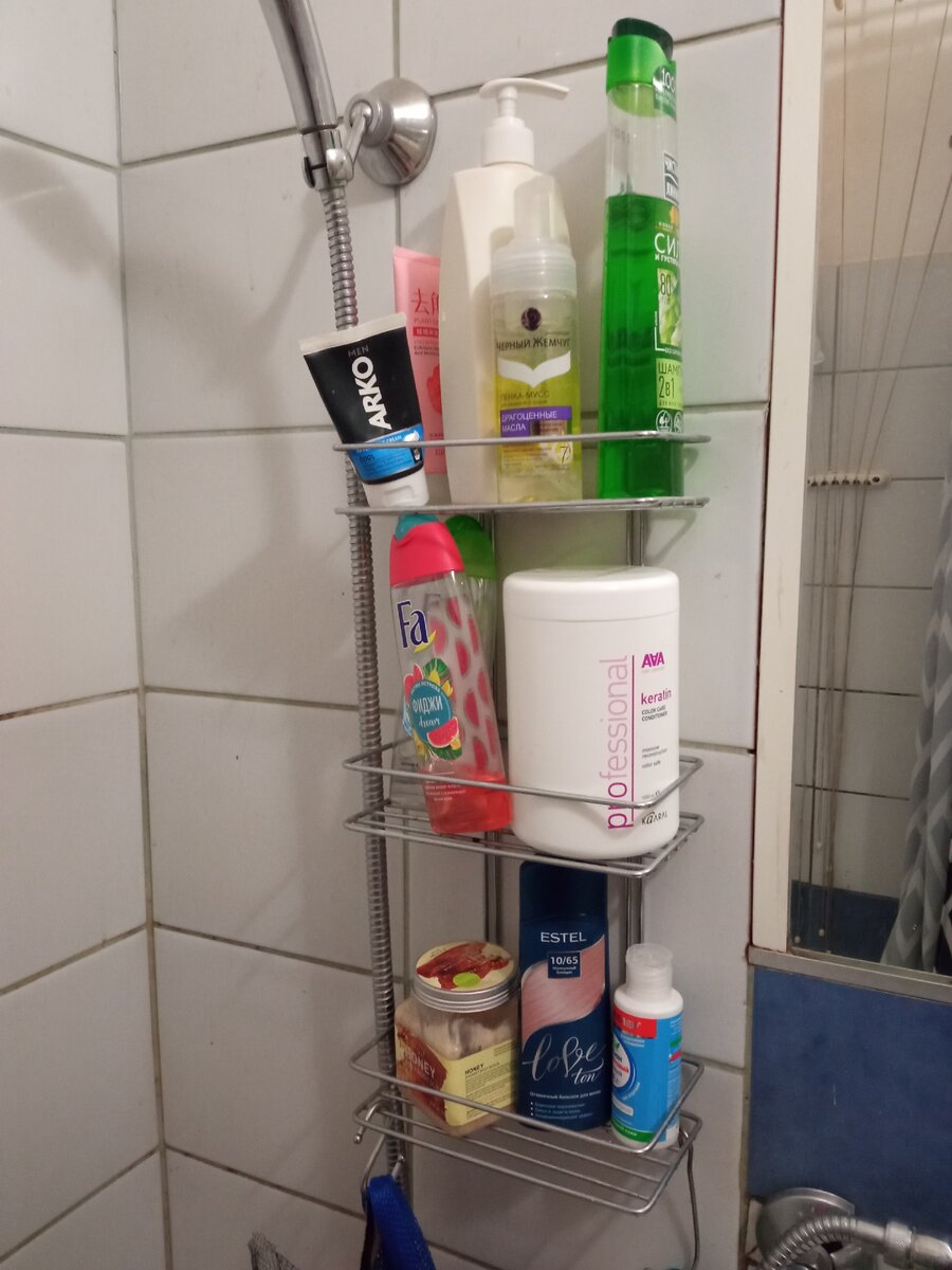 На этом фото полочка в ванной выглядит так, какой я привыкла её видеть. И я даже не подозревала, что всё может выглядеть совершенно иначе. Фото автора.