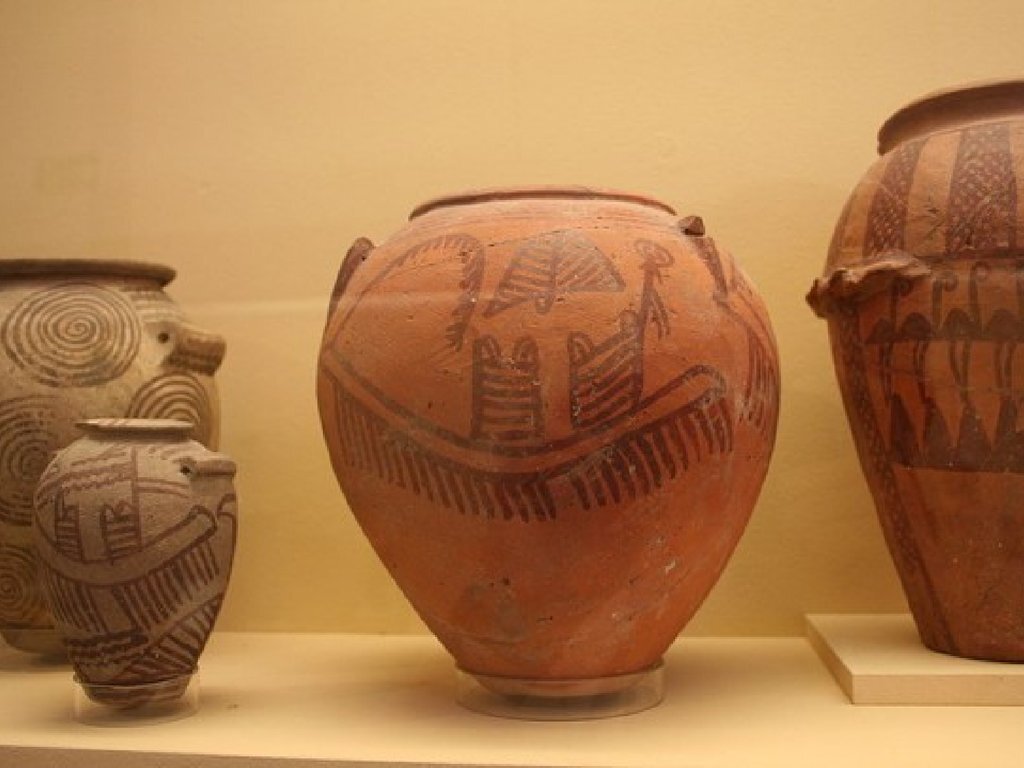 Что-то наподобие такого и ещё были удлинённые кувшины и множество тарелок. 