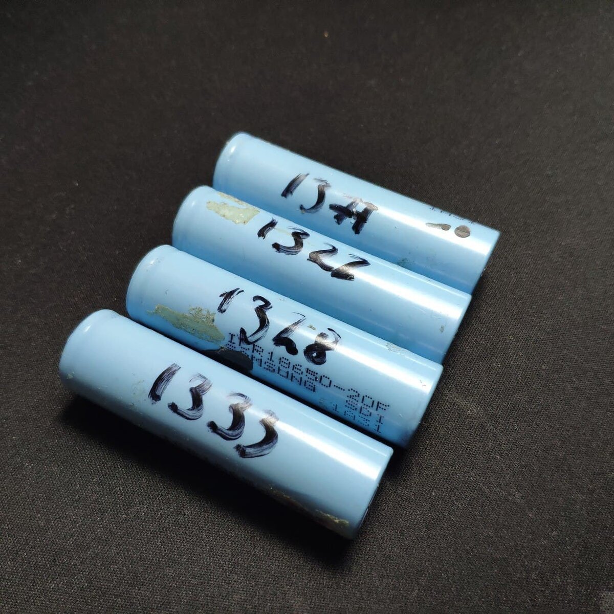 Маркером записывал емкость.