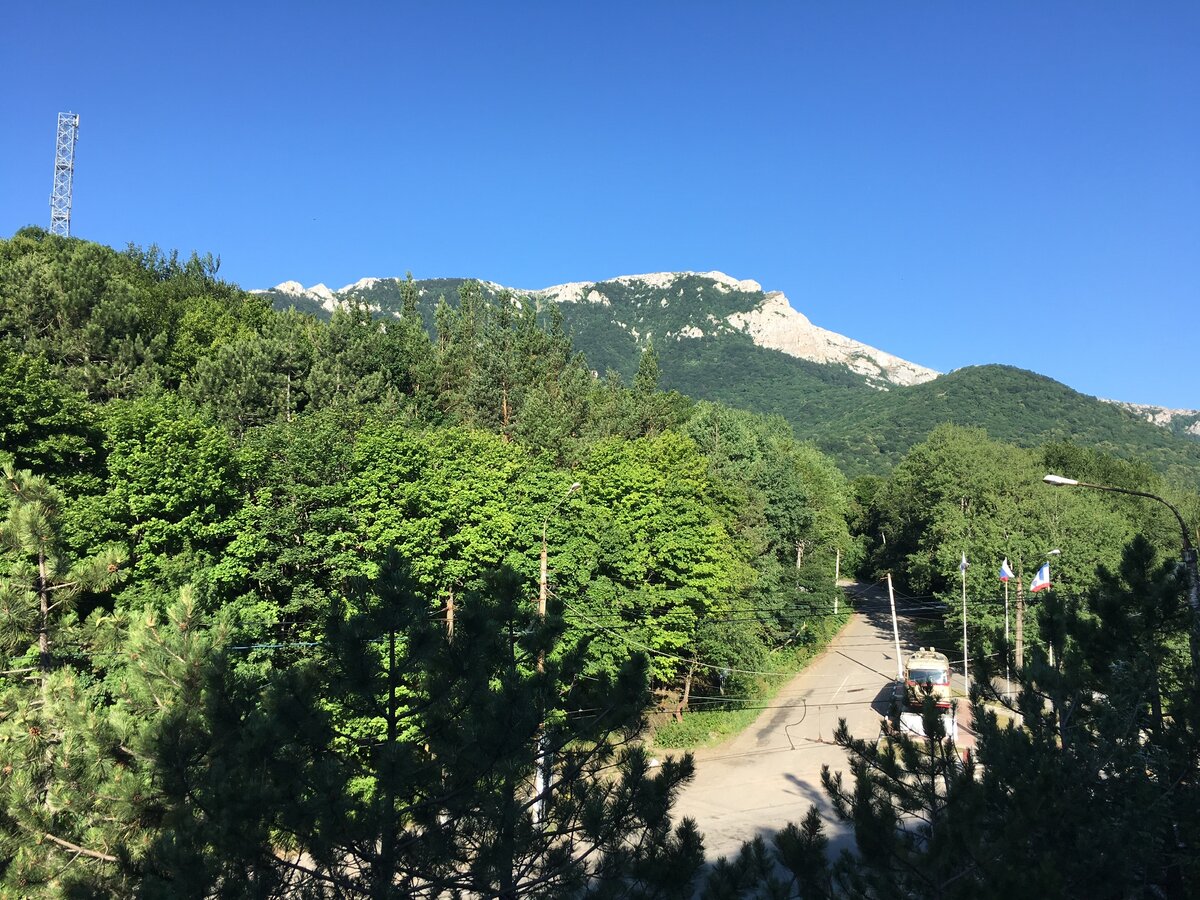 Начало подъема на Демерджи. Вид на противоположную сторону и гору Чатыр-Даг