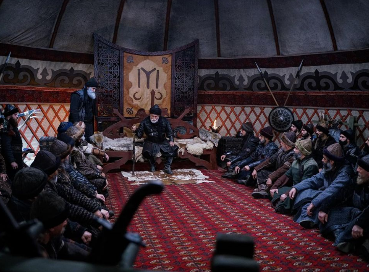 Кадр из сериала Основание Осман, Эртугрул Гази назначает приемника