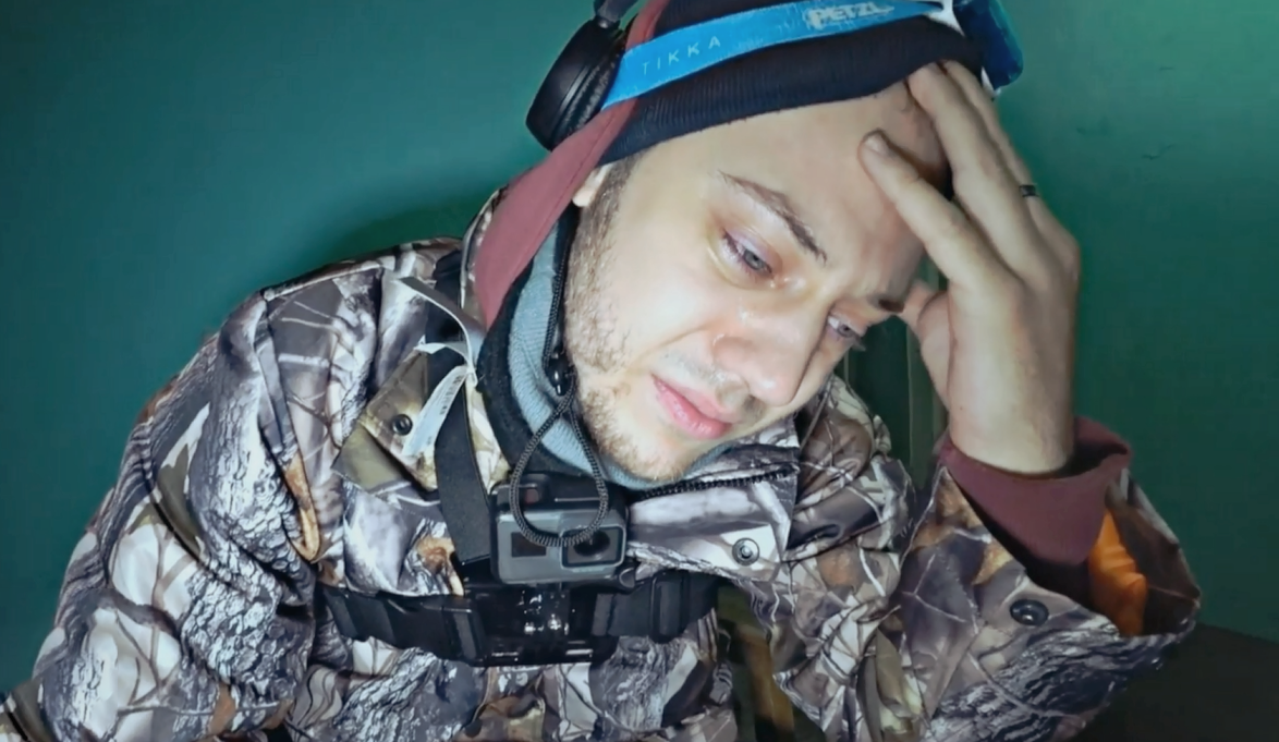 Один из участников не смог сдержать слёзы, когда вернулся в квартиру, где им был сделан ремонт, спустя месяц