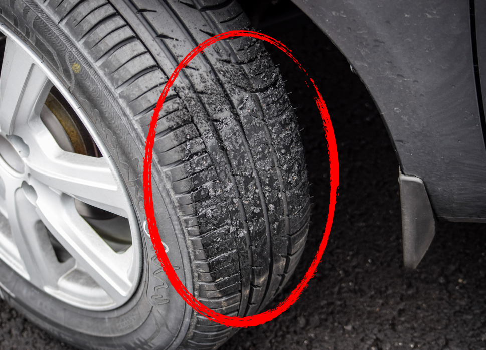 Первая стадия износа - шину уже невозможно эксплуатировать.