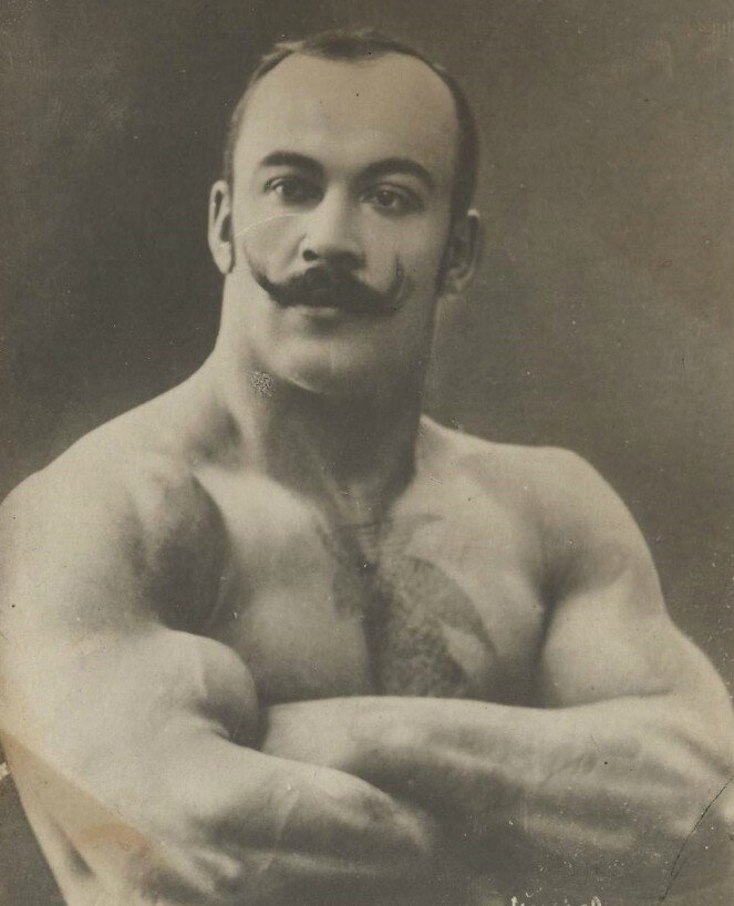 Петр Крылов - король гирь, русский силач вдохновивший меня на занятия гиревым спортом. На втором фото схематически показано выполнение свинга