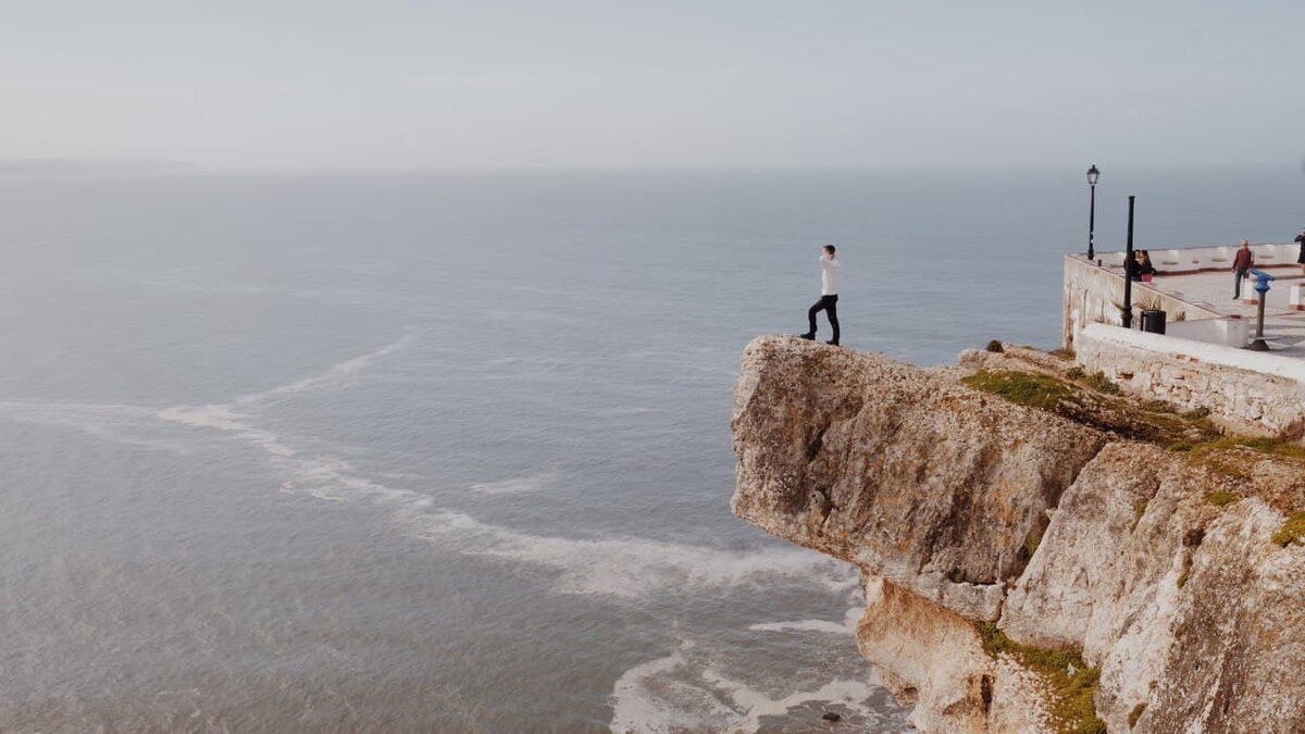 Местная полиция не в восторге от туристов, залезающих сюда. Но я успел сфотографироваться на краю света :) Назаре, Португалия