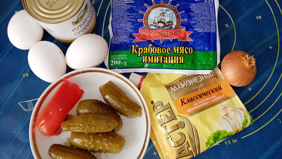 Ингредиенты для крабового салата с маринованными огурцами 