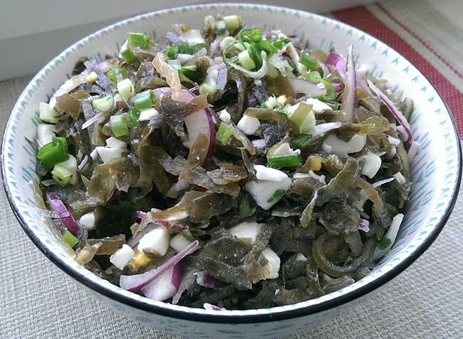 Салат из морской капусты с яйцом и зеленью, добавлено масло растительное и яблочный уксус... Фото автора "Кулинарные премудрости"