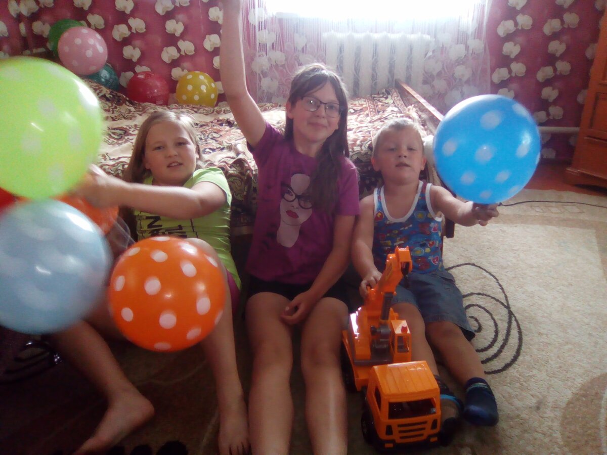 Наташа, Алена,Артемка..